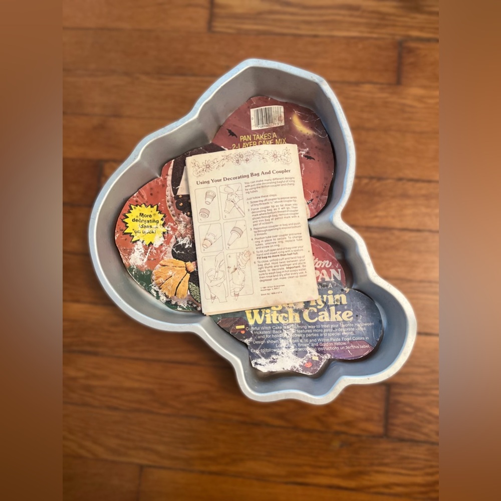 Vintage Wilton High Flyin’ Witch Tin - Picture 3 of 5